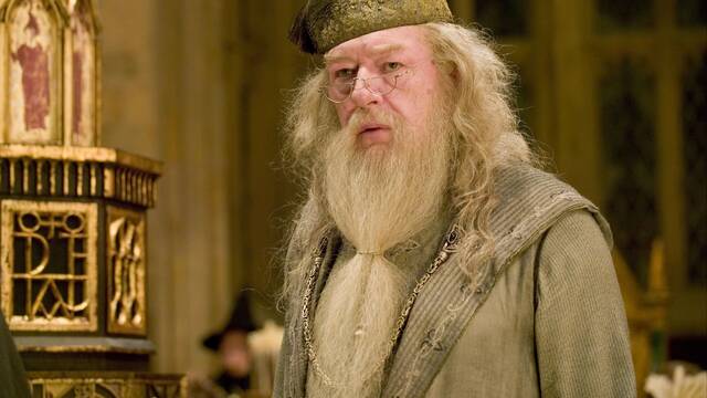 La serie de Harry Potter de HBO casi pierde a su Dumbledore por culpa de J. K. Rowling: 'La gente insisti� en que lo dejara'