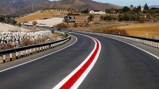 Entra en vigor: Espa�a cambia las normas con la nueva l�nea roja que empieza a aparecer en las carreteras del pa�s