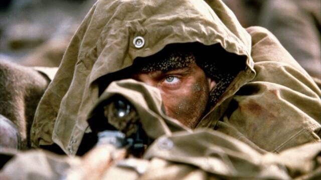 Adi�s a una de las grandes pel�culas b�licas: 'El juego del gato y el rat�n entre los dos francotiradores nunca ocurri�'