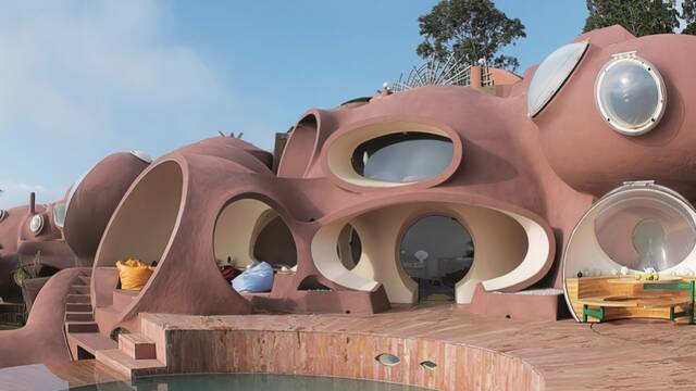 Una futurista mansi�n de 28 burbujas gigantes, al estilo Dragon Ball, se esconde en una de las costas m�s cotizadas de Europa