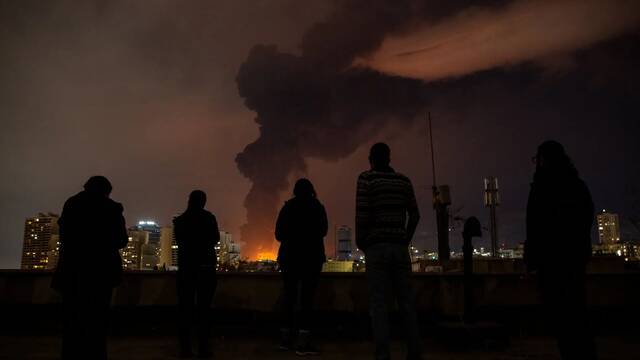 Ir�n est� sumida en una 'noche t�xica perpetua': Teher�n sufre una lluvia de petr�leo infinita tras los ataques a las refiner�as