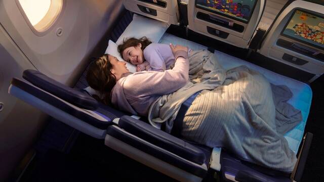 Las aerol�neas cambian las normas y ahora permiten dormir en clase turista con tres asientos que se convierten en cama