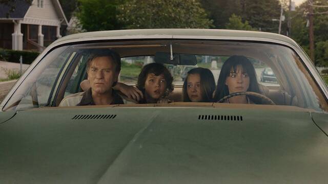 Ewan McGregor y Anne Hathaway luchan contra dinosaurios en 'El final de Oak Street' y entendemos la expectaci�n de Hollywood