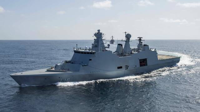 Con 137 metros de eslora y con capacidad para transportar tanque Leopard II, el HDMS Absalon redefine la guerra naval