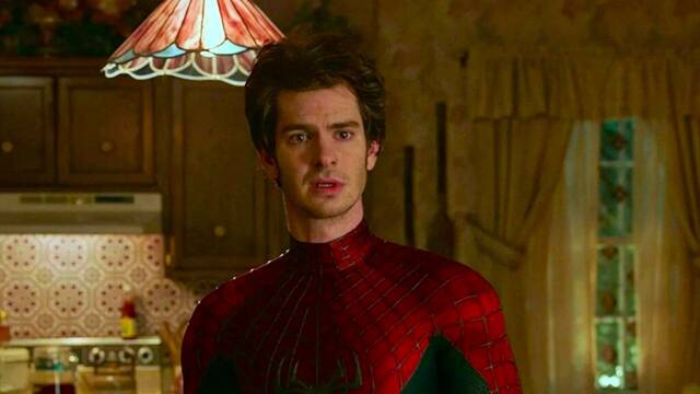 Andrew Garfield ve la saga de 'Harry Potter' por primera vez y es claro: 'No deber�amos darle dinero'
