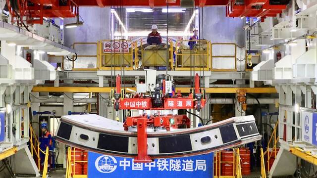 China marca las normas: rompe los l�mites de la ingenier�a con una colosal tuneladora de alta velocidad de 4000 toneladas