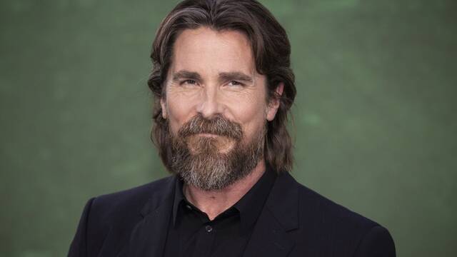 Christian Bale (52), actor, zanja la pol�mica con el Frankenstein de Netflix: 'Es alto y rid�culamente guapo'