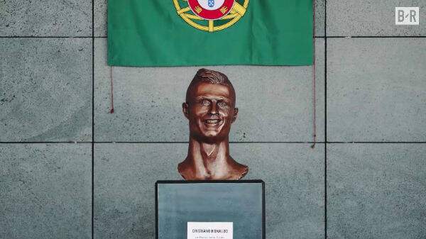 El artista de la escultura de Cristiano Ronaldo trata de arreglar su obra