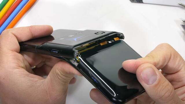 El Lenovo Legion Phone Duel 2 se parte con facilidad con nuestras manos por su diseño