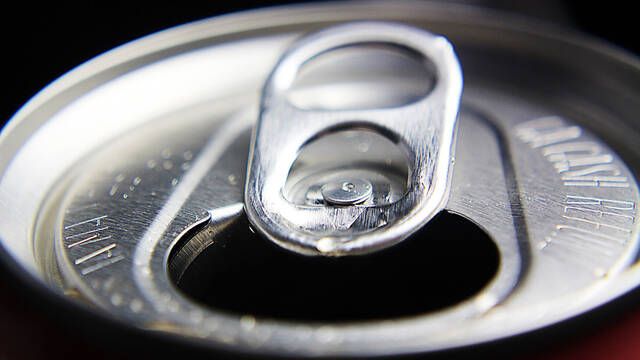Hace ms de 40 aos que las latas de refresco tienen una anilla con un hueco y hasta ahora no se conoca su til funcin