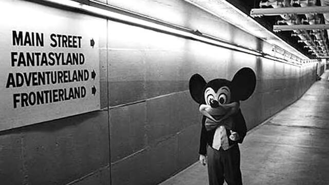¿Sabías que Disney creó túneles secretos en sus parques? Así es la 'ciudad' oculta del Reino Mágico