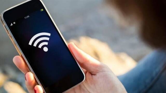 Expertos en ciberseguridad alertan del peligro que supone no apagar el WiFi del mvil al salir de casa