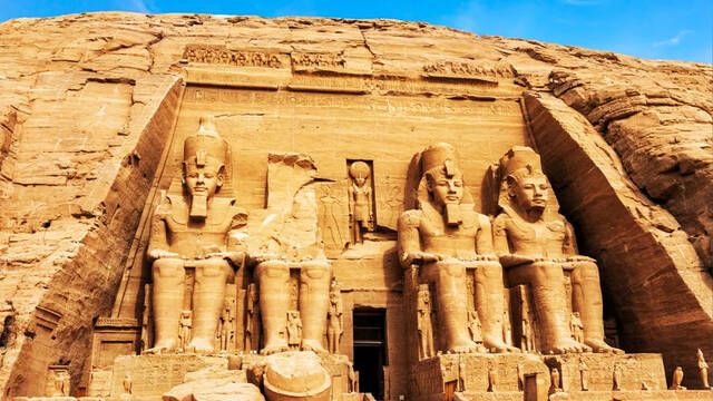 Arquelogos encuentran y desentierran la mitad perdida de una estatua del faran Ramss II en Egipto