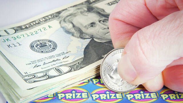 Gan la lotera dos veces y el mismo da: Fue a cobrar un premio de 50.000 dlares y se llev otro de 100.000