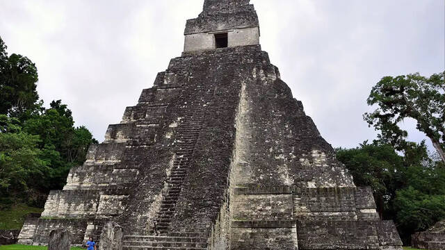 Arquelogos hallan un altar de hace 1.700 aos oculto en una pirmide en Guatemala que reescribe la historia de los mayas