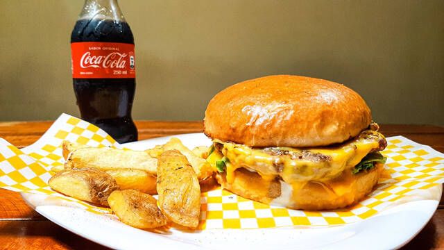 Extrabajadores denuncian que les prohben consumir o donar las hamburguesas recin hechas en restaurantes de comida rpida