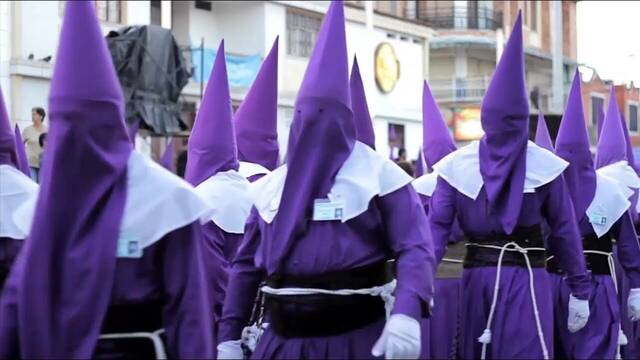 Una estadounidense se queda en shock con los capirotes de Semana Santa en Sevilla: 'Pens que eran otra cosa'