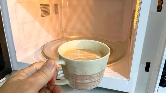 El error comn y grave que cometes al calentar una taza de caf en el microondas que puede llevarte al hospital