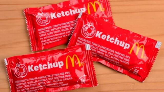 La medida que McDonald's ha empezado a hacer con los sobres de ktchup inquieta a sus clientes en Espaa