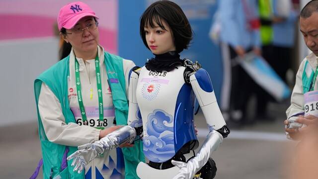 China organiza una carrera digna 'Black Mirror' y pone a prueba robots humanoides junto a 9.000 corredores humanos