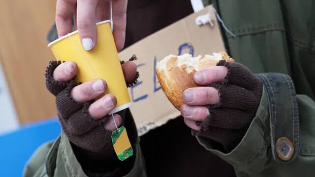 Despedido por dar s�ndwiches que se iban a tirar a personas sintecho: 'Lo volver�a a hacer'