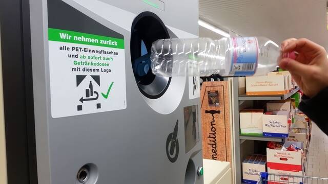 Ni lotera, ni ayudas: un australiano paga la entrada de una casa a base de reciclar ms de 450.000 latas y botellas