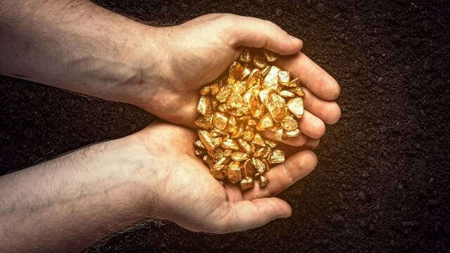 Descubre un yacimiento de oro valorado en 4000 millones de euros y le prohben tocarlo: Francia blinda el increble hallazgo