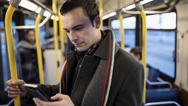 El pas europeo que empieza a multar el uso de mviles con volumen alto en el transporte pblico