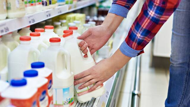 P�nico en Europa por un preocupante brote: se dispara la compra de leche de larga duraci�n y se teme una subida de precios