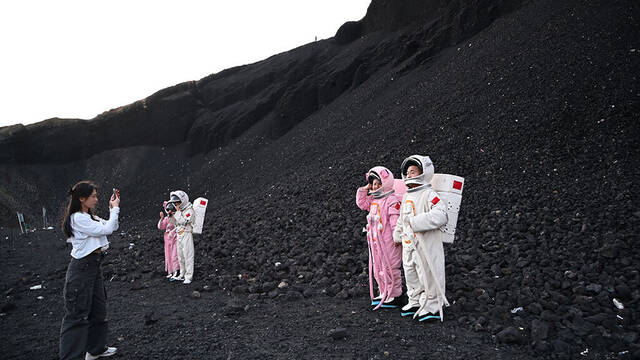 Parece Marte pero es China: el parque que se ha vuelto viral y al que llegan miles de turistas por sus volcanes y roca negra