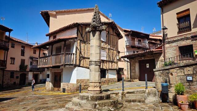 El pueblo espa�ol con un castillo del siglo XIV declarado Conjunto Hist�rico y famoso por sus calles en las que corre el agua