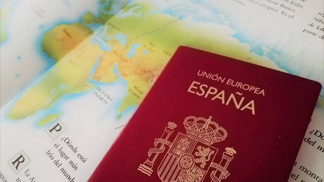 Los expertos coinciden: envolver el pasaporte en papel de aluminio puede blindar tus datos frente al robo digital