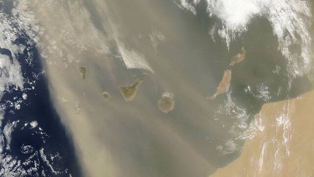 Canarias entra en alerta por una calima intensa: una enorme lengua de polvo sahariano cubre ya el archipi�lago