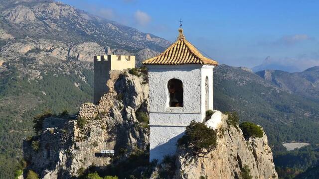 El pueblo espa�ol que parece sacado de 'The Witcher': menos de 300 habitantes y un castillo levantado sobre una roca gigante
