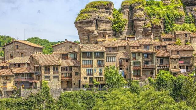 El pueblo espa�ol m�s bonito del mundo: reconocido por la ONU, a 2 horas de Tarragona, cascadas y un puente colgante ic�nico