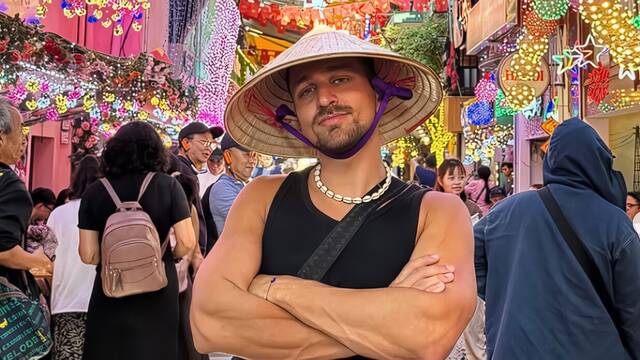 Alejandro, 27 a�os, trabaja en un hotel en Suiza: 'En Espa�a gano 1.200 euros; aqu�, 2.200 netos pelando patatas'