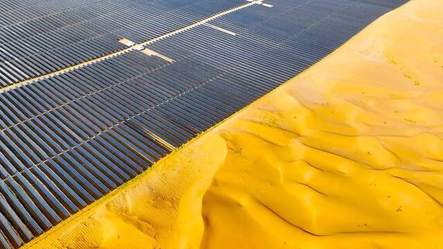 China cambia de estrategia: arma un escudo de millones de paneles solares contra el avance del desierto y prev� 253 GW en 2030