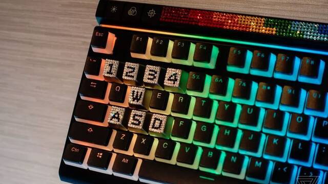 HyperX muestra un teclado con cristales de Swarovski incrustados