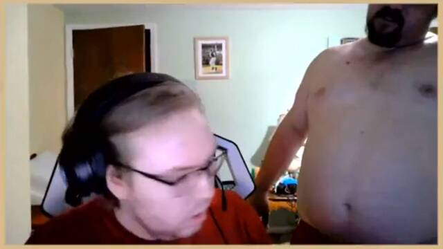 El padre de un jugador profesional de CS:GO aparece con el torso desnudo en webcam en directo