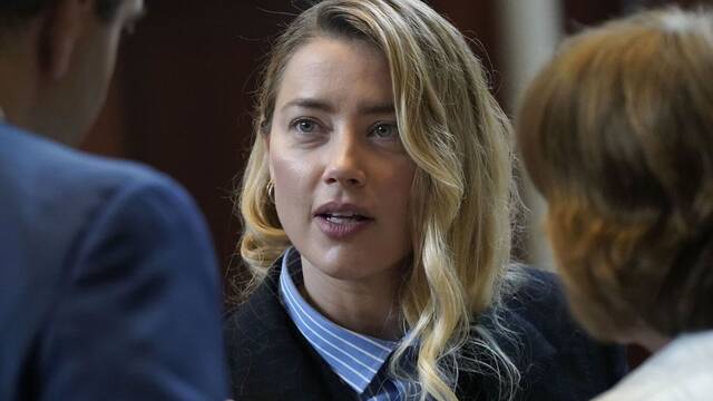 Una afectada Amber Heard acusa de abuso a Johnny Depp en el polémico juicio