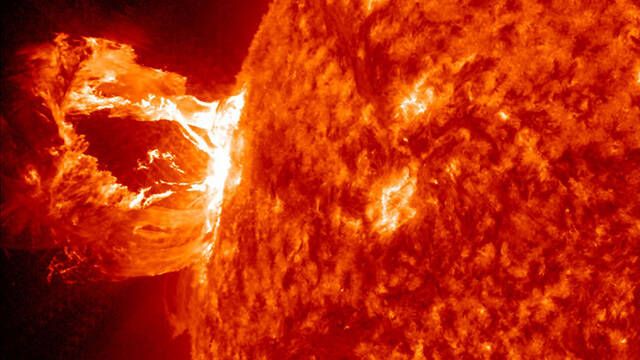 El Sol emite tres colosales llamaradas solares y los cientficos alertan de la llegada de una potente tormenta geomagntica