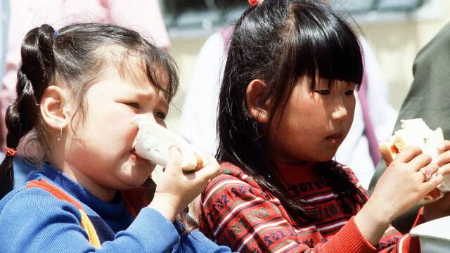 Ni peluches ni juguetes, en Corea del Sur los padres regalan acciones de Apple y Tesla a sus hijos