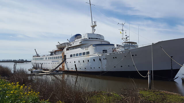 Un americano se gasta ms de 1 milln de dlares en salvar un crucero que sali en James Bond y presencia su trgico final