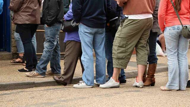 Un hombre convierte hacer cola en un negocio millonario en Nueva York: esto es lo que cobra por hora