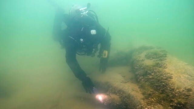 Un pescador descubre un misterioso barco hundido de hace m�s de 100 a�os entre la niebla de un gigantesco lago