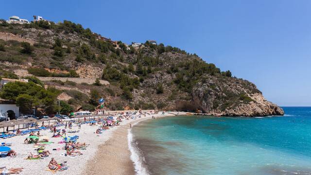 Este es el pueblecito de Alicante que enamora a Matt Damon: calas secretas, buena comida y cero postureo