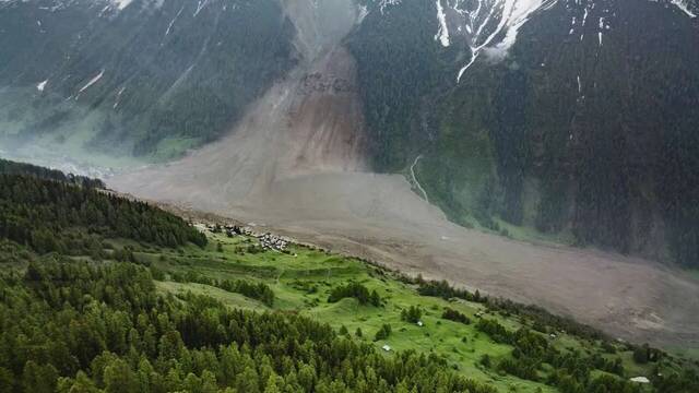 Un pueblo en Europa desaparece bajo toneladas de hielo por el colapso de un glaciar y las autoridades buscan supervivientes