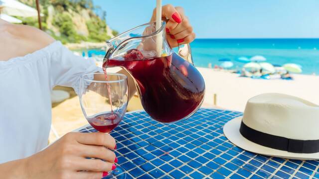 Una influencer brit�nica descubre el secreto de la vida en Espa�a: �No es solo sol y sangr�a�