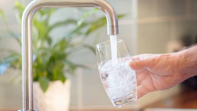 Si bebes agua del grifo ten cuidado: los expertos recomiendan cumplir la regla de las cuatro horas