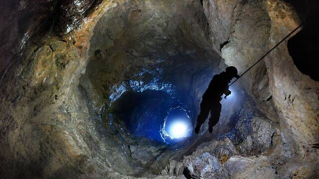 Espele�logos bajan a la cueva m�s profunda del mundo y encuentran horrores como criaturas mutantes y un cad�ver